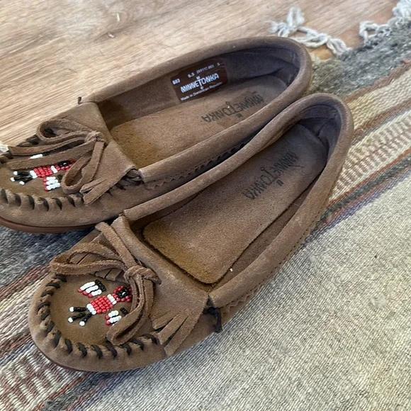 Women’s minnitonka moccasins size 6.5 - Picture 2 of 5
